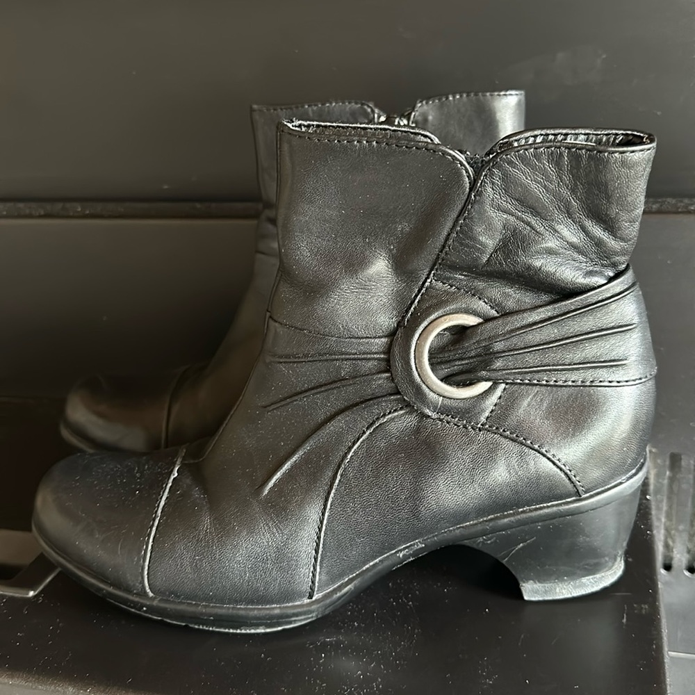Clark’s Rosabelle Women’s Size 7 Black Leather Zipper Comfort Ankle Boots